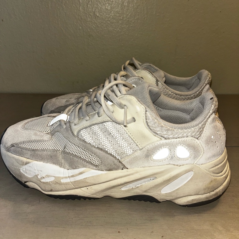 Yeezy 700 CREAM
